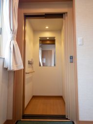 明るい居室の入口