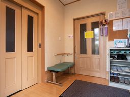 エントランスの靴棚と椅子