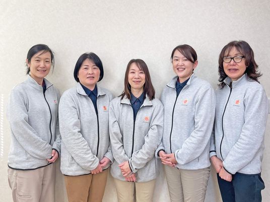 スタッフ5人の集合  