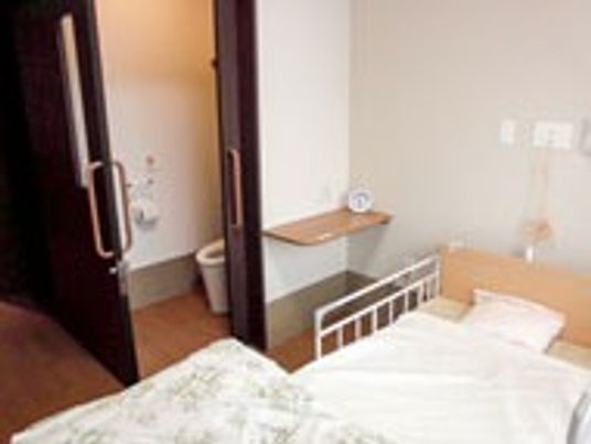 ベッドとトイレの居室