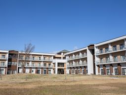 広い庭のある建物外観