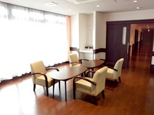 自然光あふれるラウンジ