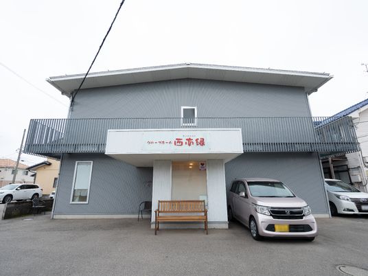 シンプルな建物の外観