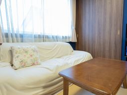 快適な居室のベッドとテーブル
