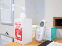 手指消毒剤とサーモメーター