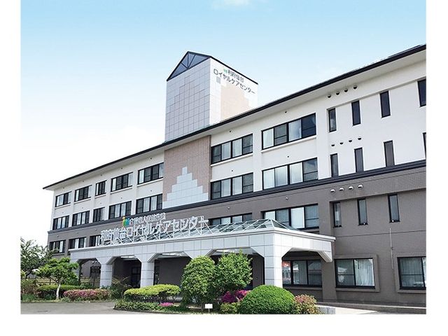 施設外観 外観   白とグレーを基調にした3階建ての建物です。前面にはひさし付きの出入口があり、植栽が整えられています。