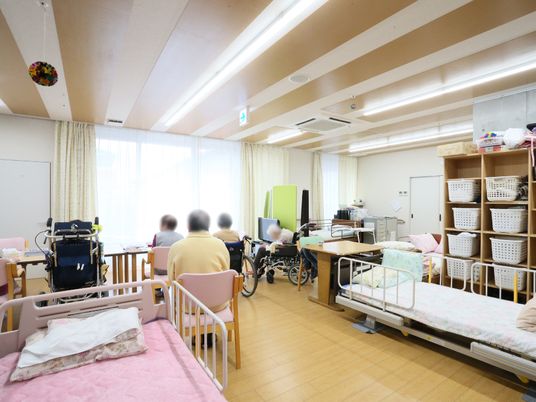 居室のベッドと利用者
