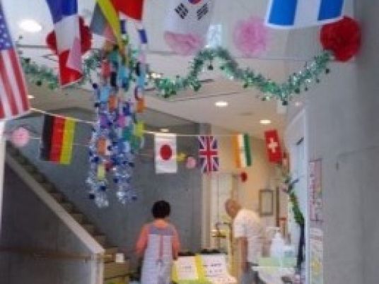 国旗飾り付けられたロビー