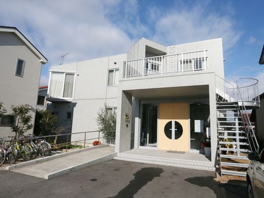 明るい外観の建物エントランス