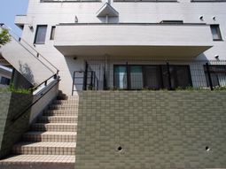 白い壁の建物と階段