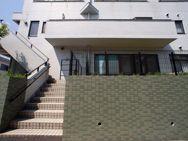 白い壁の建物と階段