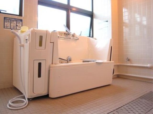 バリアフリーな浴室設備 浴室 快適な入浴をサポートする設備が整った浴室です。安全に配慮した設計で、日々の健康維持に役立ちます。