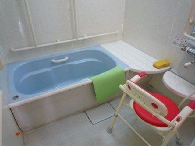 安全な浴室のエリア 浴室 手すりやシャワーチェアを備えた浴室で、安心して身体を清潔に保つことができます。利用者の方の快適な生活をサポートする設備です。