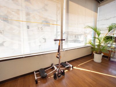 日差しが差し込むリハビリ室