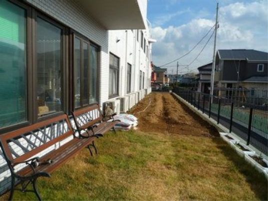 緑あふれる中庭の風景