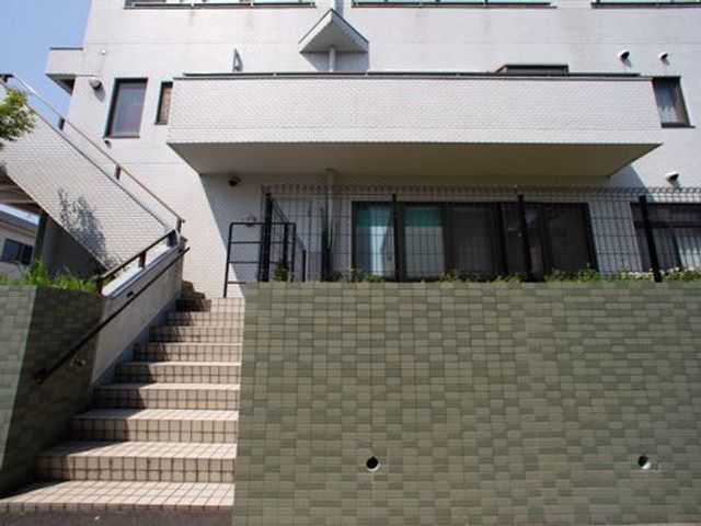 明るく清潔な建物外観 玄関 ゆったりとした階段が印象的な外観です。清潔感が漂う建物が、新しい職場として皆様をお迎えします。