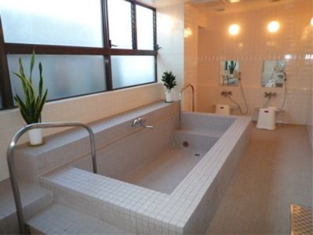 手すり付き清潔な浴室 浴室 広々とした入り口と手すりが設置された浴室です。利用者の方が安全かつ快適にお使いいただける環境が整っています。