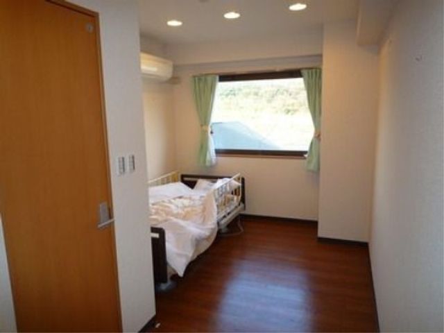 広々とした明るい居室 居室 ゆったりとした空間の個室です。窓から自然光が差し込み、明るく快適な生活が送れることでしょう。