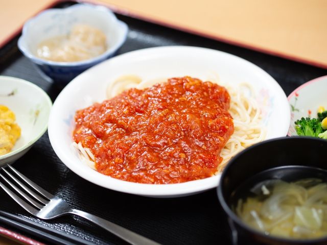ナポリタンスパゲッティの料理 食事 栄養満点の手作り料理が並ぶ食堂での食事は、心身の健康を支える大切な時間です。ここでは美味しい食事を通じてコミュニケーションも深まります。