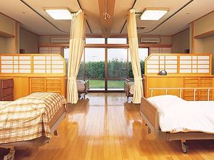 明るい二床の居室  