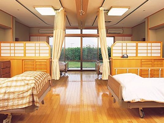 明るい二床の居室  