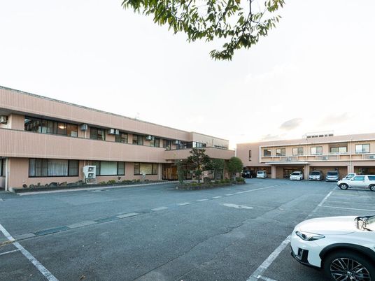 建物外観と駐車場  