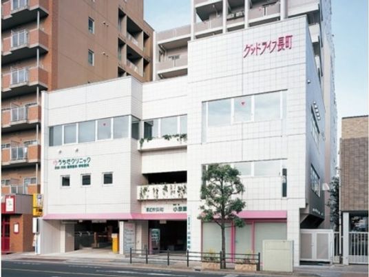 清潔なビルの正面外観