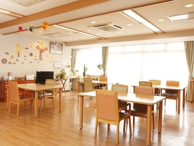 暖色で温かい食堂空間