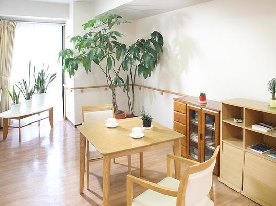 明るい居室の一角