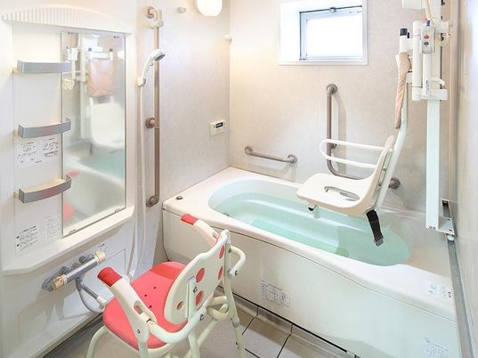 バリアフリー設計の浴室