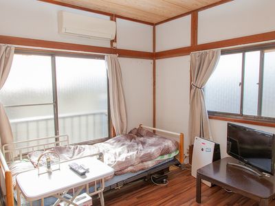 窓際のベッドがある居室
