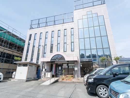 建物正面のエントランス