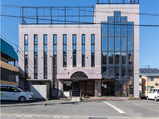 ガラス張りの施設外観  