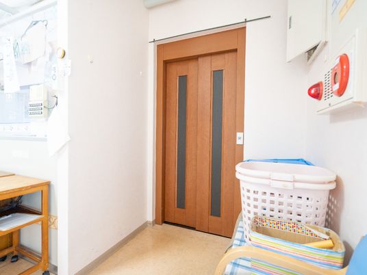 明るい居室の入口