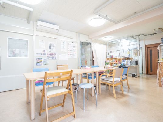 居室のテーブルと椅子