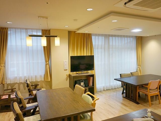 快適な共有ラウンジ 共有スペース 照明が温かみを演出する共有ラウンジです。テレビやお茶を楽しむには、とても心地の良い空間となっています。