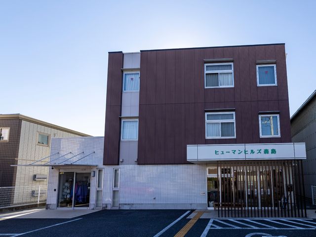 清潔な施設の外観 外観 広々とした駐車スペースを確保した、清潔感あふれる建物です。明るく歓迎する雰囲気を大切にした、働きがいのある場所です。