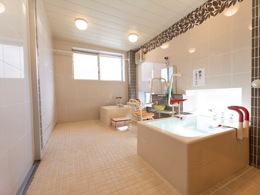 明るい清潔な浴室