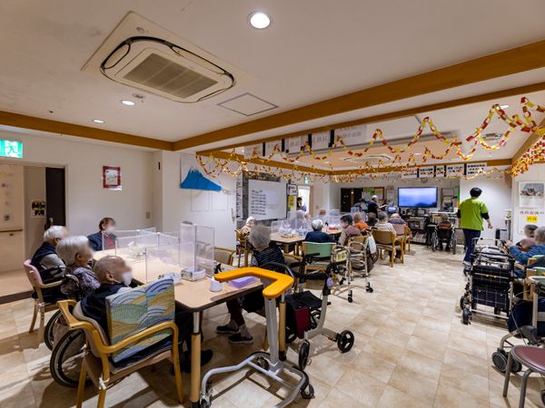 車椅子の方々がいる食堂