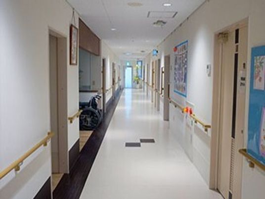 廊下の手すりと車椅子