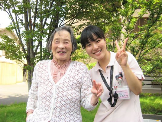 笑顔の高齢者とスタッフ