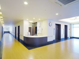 広々とした明るい廊下