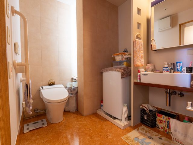 明るい設備のトイレ トイレ 手すりが付いた広々とした清潔感のあるトイレです。日用品の収納も見受けられ、快適にご利用いただけます。