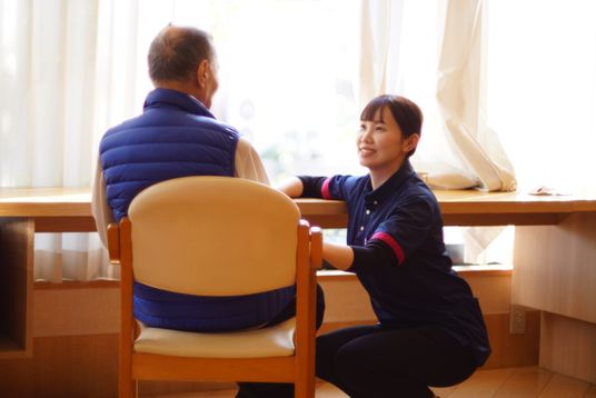 楽しげな人々と乾杯