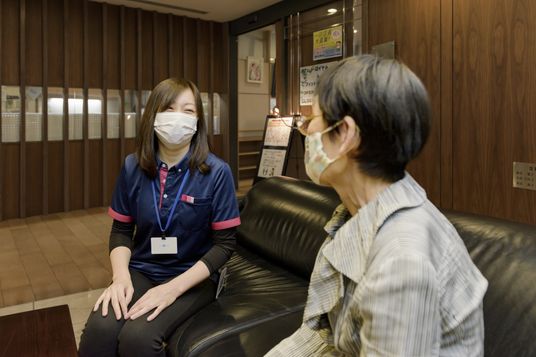 明るい笑顔の共有時間