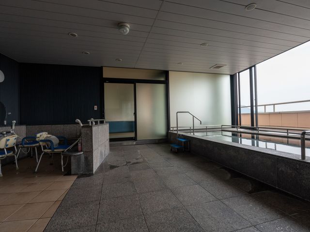 広々とした屋外スペース 浴室 ゆとりのあるテラススペースは、新鮮な空気を感じながらのひとときをお約束いたします。余裕を持った造りで、安心してお過ごしいただけます。