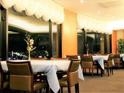 夜景を望む食堂空間