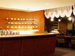 温かみのある照明のダイニング