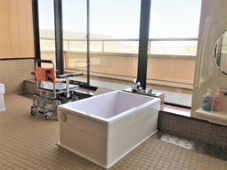 バリアフリー浴室と窓外景色