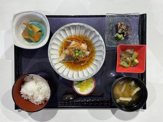 日中の明るい機能訓練室 食事 広々とした訓練室では、最新のリハビリ機器を使用して、皆様の健康サポートを行います。明るい雰囲気の中で、心地よく日々のトレーニングが可能です。